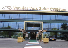 Wat een prachtig mooi kantoor. Modern en ruim. Hierin kunnen ze jaren vooruit.