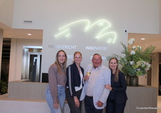 De vrolijke dames van communicatie, van Van Der Valk Systemen & Van Der Valk Horti Systems op de foto met de grondlegger van het bedrijf Hans van der Valk. Uiteraard stellen wij de dames aan je voor Svintha Lankester, Lotte Vollebregt en Diana Menheer.