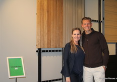 Diana Menheer en Tim van Marrewijk zijn super trots op het nieuwe bedrijfsonderdeel Van der Valk Building Systems. Aan de wand zie je het ValkClick Board. Deze mooie wand afwerking wordt toegepast in moderne bouw.