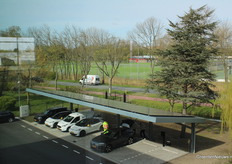 Een van de nieuwste innovaties staat buiten, namelijk ''het carport systeem ValkTop'' Voor de foto namen wij de trap naar de bovenste etage. Alles voor een mooi plaatje.