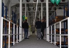 Via deze balustrade kregen wij een mooi uitzicht in het warehouse.