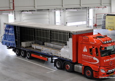 Of het nou goed of slecht weer is, ze kunnen hier ook binnen laden. Die belading ziet er wel strak uit hoor!