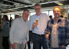 Medewerkers Nico van Velthoven, Jos Verbraeken proosten samen met Jeffrey van der Sande van Certhon.