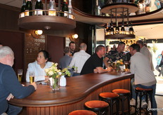 Dit hypermoderne bedrijf heeft zelfs een eigen kroeg. Vrijdag is hier vast geen thuiswerk dag.