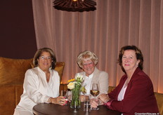 De kroeg heeft ook verschillende gezellige plekjes. Deze dames hebben er één gevonden.