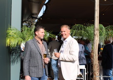 Robert van den Berg van (Delete Sloopwerken) in het zonnetje met Ton van Marrewijk (commissaris bij Van der Valk Systemen) Proost heren op het geweldige resultaat.