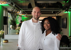 Jaimy Schlee (commercieel manager Van der Valk Solar Systems) Naomi Martina (office manager Van der Valk Solar Systems)