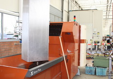 Het substraat wordt door middel van de Javo Plus in de potten gedaan