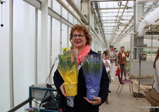 Ook freesia's in pot. Welke kleur wordt het mevrouw? Beide natuurlijk