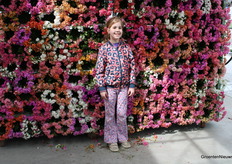 In kleur stralend op de foto