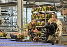 Deze jonge bezoekers hielpen even een handje bij Harg & Roses.