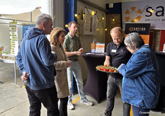 Samax organiseerde een prijsvraag, maar tussendoor had Pascal Lakerveld ook tijd om tomaten uit te delen. Ook Corné van Steekelenburg was 's middags van de partij.