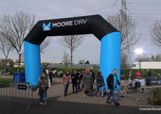 Vanaf de busstop bleven mensen toestromen.