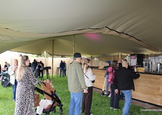 Veel bezoekers namen graag de tijd voor een hapje en een drankje.