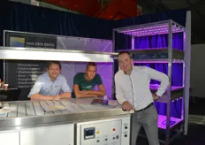 Stephen Geenen, Pascal van Meerkerk en Lennard van den Berg voor Van den Berg Klimaattechniek op de foto in hun stand waar ook een plekje was ingeruimd voor het LED's Research Rack.