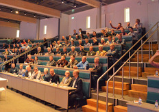 Op de vraag van dagvoorzitter Maurice Wubben om te peilen hoeveel telers er aanwezig waren gingen heel wat vingers omhoog van zowel groente- als siertelers.