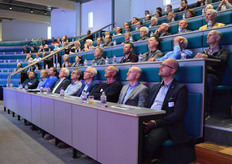 Aandacht werd de introductiefilm 'Pompen of verzuipen' aanschouwd door een groot deel van de sprekers op de eerste rij en de rest van de zaal.