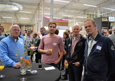 Tijd voor pauze en dus om bij te praten: Thijs van den Berg (Van den Berg Roses), Ron van Leeuwen (Amortensia CV), Wil van den Bosch (Maatschap W.M. van den Bosch) en Frank van de Burg (Solyco).