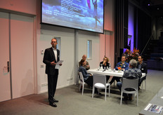 Na de pauze introduceerde Alwin van Ruijven de derde ronde met als thema 'Maatregelen'. Aan tafel ditmaal Saskia Jouwersma (Hoogheemraadschap van Delfland), Adri Bom (Greenport West-Holland), Bert van Ruijven (Arcadia Chrysanten), Gerard van Lier (Certhon) en Peter Hendriks (LetsGrow.com).