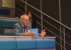 Piet van den Berg (Van den Berg De Lier) had een vraag over het herintroduceren van hevelsystemen bij bestaande bassins).