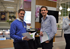 Peter Hollanders (Hoogheemraadschap van Delfland) en Koen Zuurbuur (KWR Water) met een folder over COASTAR, een project waarbij ondergrondse wateropslag wordt onderzocht.