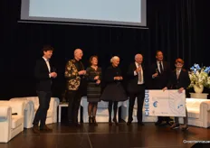 Er werd een check overhandigd met het opgehaalde cadeaugeld: in totaal 8000 euro voor het Ronald McDonald Huis Den Haag.