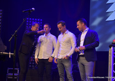 's Avonds was het tijd voor een feestje. Kris & Maik Voorwinden en Henk Verbakel op het podium om de avond af te trappen. 