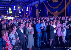 En een paar honderd genodigden om dit heuglijke moment mee te vieren. Ze zijn deels op de foto gezet - dat die wat blauw & bewogen zijn lag volledig aan de feestverlichting. 