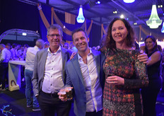Jan Voshol kon niet wachten tot-ie de dansvloer op mocht. Eerst op de foto met Jon Adams (Havecon North-Amerika) en Anneke Scholtes, Voshol