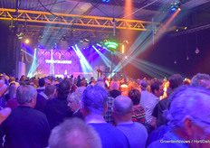 Dit was dus het moment dat het dak van het nieuwe pand er bijna afging. Met het optreden van Tino Martin werd de rest van de avond afgetrapt en zijn de camera's opgeborgen. 