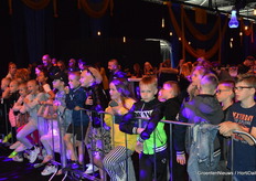 Vol verwachting klopt hun hartje ... Dylan Haegens (YouTube) komt!