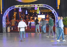 De ingang naar de feestruimte. 's Avonds is hier goed gefeest dus we maken een kleine sprong in de tijd naar half 9 's avonds....