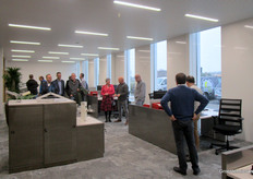 Vanaf 14.00 druppelde iedereen binnen om een rondje door het pand te maken. 