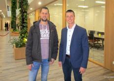 Bijvoorbeeld Ruben Voois, tot anderhalve week geleden in dienst van Horconex, maar inmiddels aan de slag gegaan bij John Snoek Glastuinbouwtechniek. Hij blijft ook in zijn nieuwe functie (samen)werken met Horconex en staat hier op de foto met Tim Kreuger van Alumat Zeeman. 