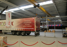 De bedrijfshal, met op de achtergrond de feesttent.