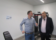 En ook een fitnessruimte. Hier laat Tim Zonneveld van Horconex aan Martin Boonstra van Verkade Beton alvast even zien hoe hier gesport wordt.