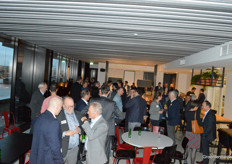 Een deel van de ruim zestig aanwezigen was al weg, maar desondanks was de borrelzaal tegen zessen nog goed vol