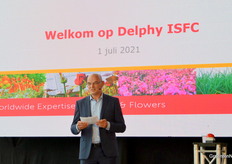 Jacco van der Wekken sprak bij de officiële opening van het Delphy Innovative Soft Fruit Centre namens de gastheer een welkomstwoord uit ten overstaan van ruim honderd aanwezigen. Onder hen ook de vrouw van Willem van Eldik. De bekende Delphyman overleed vorig jaar april onverwachts. Willem was nauw betrokken bij het oprichten van het Delphy Innovate Soft Fruit Centre.