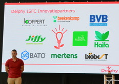 Bart Jongenelen vertelde als manager van het Innovative Soft Fruit Centre meer over het bouwproces. Na wat een hele intensieve periode is geweest voor Bart en zijn team grapte hij direct in het begin van zijn presentatie dat hij het daarom kort wilde houden omdat hij toe was aan een borrel. Toch nam hij de zaal vervolgens uitgebreid mee in eerst de zoektocht naar een geschikte locatie en vervolgens de bouw. Daarbij bedankte hij onder meer Aad van den Berg, omdat hij in tegenstelling tot veel Delphy-adviseurs wél verstand had van het bouwen van zo'n hightech teeltcomplex. Ook alle bouwpartners en innovatiepartners van het ISFC werden bedankt. Delphy hoopt dat er zich snel, ook van buiten de toeleveringsketen, partners aansluiten. 