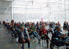 De ruim honderd aanwezigen in de zaal werden vervolgens feestelijk bedolven onder confetti.