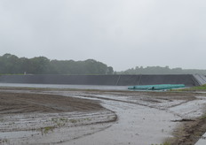 Daarna was het tijd om de faciliteiten te bekijken en te borrelen. Dat kon gelukkig in het ISFC en een nabijgelegen tent, want buiten regende het flink. 
Net als de dag voordien. Het bassin zat daarom goed vol, maar de 40 millimeter regen de dag voor de officiële opening was wat teveel van het goede. Een dompelpomp en hard labeur van alle Delphyteamleden hadden donderdag echter de ergste plassen doen verdwijnen. 