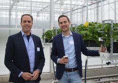 Pascal Janzen (Cogas Climate Control) en Ronald Thijssen (Maurice Kassenbouw). Ronald liet zien dat de goten 1,16 meter uit elkaar hangen, net als veel bij praktijktelers. Belangrijk, want Delphy ISFC wil graag een brugfunctie tussen onderzoek en praktijk en met hun onderzoeken ook aansluiten op de dagelijks praktijk van de telers.