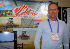 George de Groot van de gelijknamige firma actief in grondverzet, maar ook voor het aanleggen van een betonvloer kunnen bedrijven uit de regio bellen. Onder meer bij Pioneer Farms, dat in de week van de beurs een nieuwe kas opende, werd een vloer gelegd.