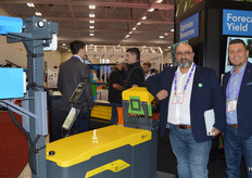 Saber Miresmailli en Mike Mastronardi (ecoation) bij een robot op een buisrailwagen van Bogaerts Greenhouse Logistics. Beide bedrijven kondigden precies een jaar geleden een samenwerking aan, samen met Biobest. https://www.groentennieuws.nl/article/9360243/gegevensverzameling-on-the-go-vereist-een-betrouwbare-mobiliteitsoplossing/ 