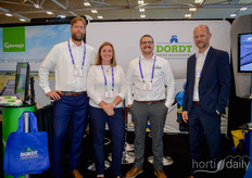 Buren op de beurs en twee bedrijven met nauwe banden: Dordt Water Management en Genap Canada. Van lokale aanwezigheid wordt werk gemaakt. Op de foto: Brent Pillon (Genap Canada) met Melissa Pilon, Nathan Couldridge en Willem Ligthart (Dordt Water Management)