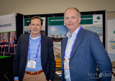 Marc Vijverberg en René van Kester (AAB International) wezen erop dat ook in Canada er steeds vaker goed naar de kostprijs wordt gekeken bij glastuinbouwprojecten.