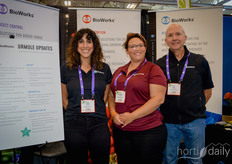 Tara Celetti, Bri-Anna Jaksic en Bill Foster (BioWorks) naast een bord met productupdates.