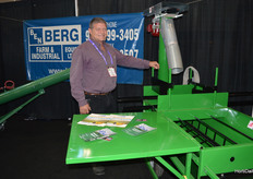 Dave Park (Ben Berg Farm & Industrial Equipment) naast een Flat Filler.