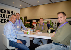 Jack Vijverberg en Rob Bekkering (Van der Valk Horti Systems) en Dennis Philippi en Kevin Kuivenhoven (A1 Tuinbouwtechniek)