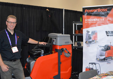 Dana Nesbitt (Wajax) naast de Scrubmaster met als onderscheidend detail een roestvrij stalen scrubdek.